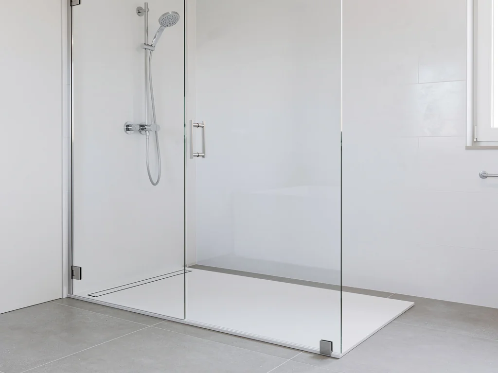 Douche de plain-pied installée à la place d'une baignoire, receveur extra-plat blanc