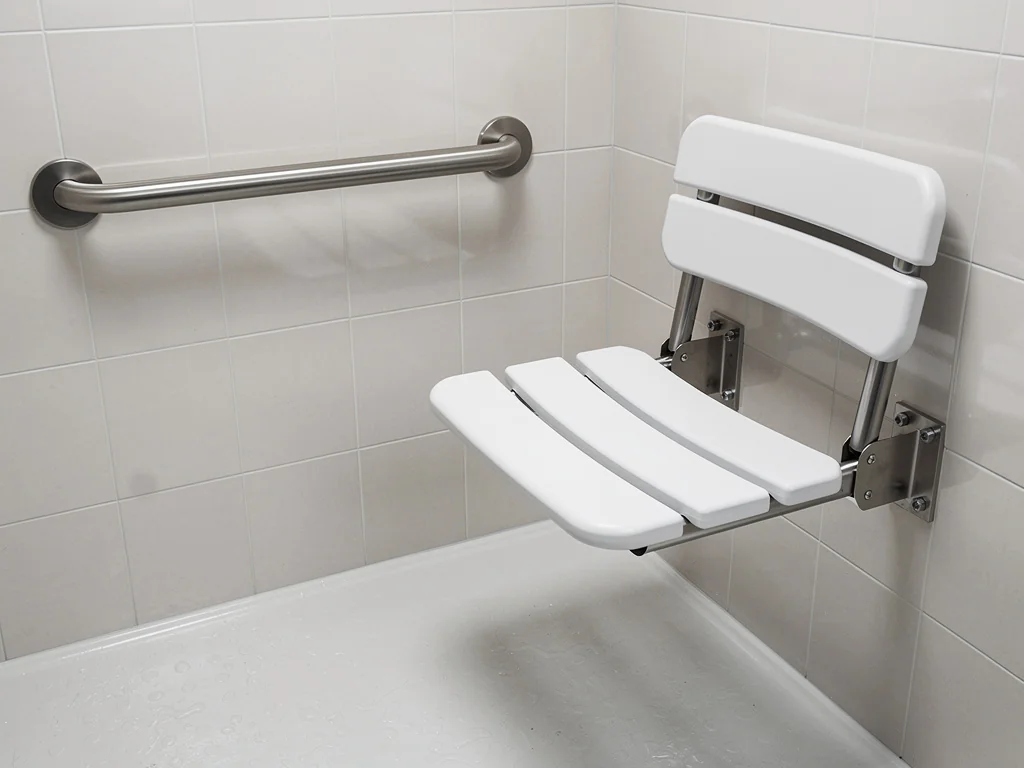 Barre d'appui et siège rabattable dans une douche adaptée aux seniors